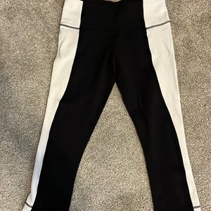 Lululemon black and white size 4 capris